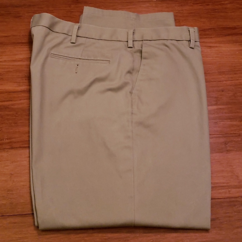 Dockers Khaki Pants size 40 x 30